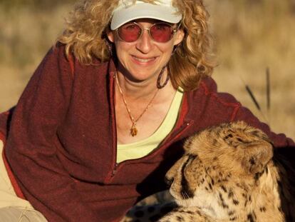 Sy Montgomery, en Kenia con un guepardo.