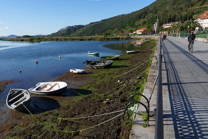 El paseo de la ría de Limpias, a donde se llega a pie desde el parador, cuenta con espacio para pasear y montar en bicicleta.