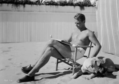 El elegante actor Douglas Fairbanks Jr., descansando después de un cóctel playero. Su perro también...