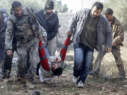 Rebeldes sirios evacuan a un compaero herido. 