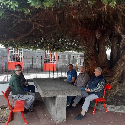 Vecinos de Velas, el pasado martes en el jardín de la plaza de la República.