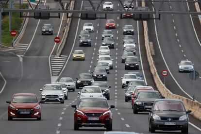 Vehículos transitan por la A-6 a la altura de Majadahonda, Madrid, este martes, en plena operación retorno en las carreteras por el puente de Todos los Santos.