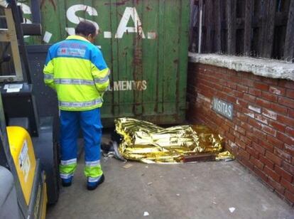 El cuerpo del trabajador fallecido, en el lugar del accidente.