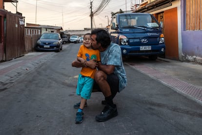 A sus cinco años, Gaspar es superviviente de cáncer. En la imagen, ríe jugando con su padre, Roberto Muñoz, quien dejó su trabajo y su vida en Arica para acompañar a su hijo a Santiago, la capital, donde el pequeño pasó dos años en tratamiento.