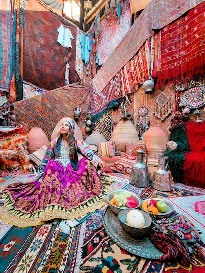 Mariel Galán posa en la tienda de alfombras Galerie Ikman, en la Capadocia.