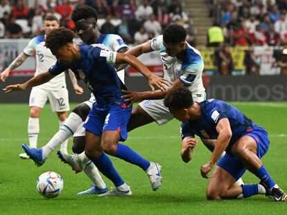 Tyler Adams, de EE UU, luchaba por mantener el balón en su poder ante los ingleses Bukayo Saka y Jude Bellingham, este viernes en Doha.