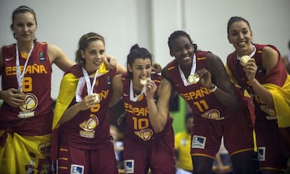 Las jugadoras espa&ntilde;olas celebran el t&iacute;tulo en el Europeo Sub-20.