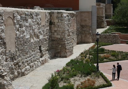 Las obras del futuro Museo de las Colecciones Reales sacaron a la luz otros 70 metros de lienzo de la muralla islámica, que quedarán integrados en el museo, cuya apertura está prevista para 2020. En la imagen, la muralla que puede verse en el parque del Emir Mohamed I.