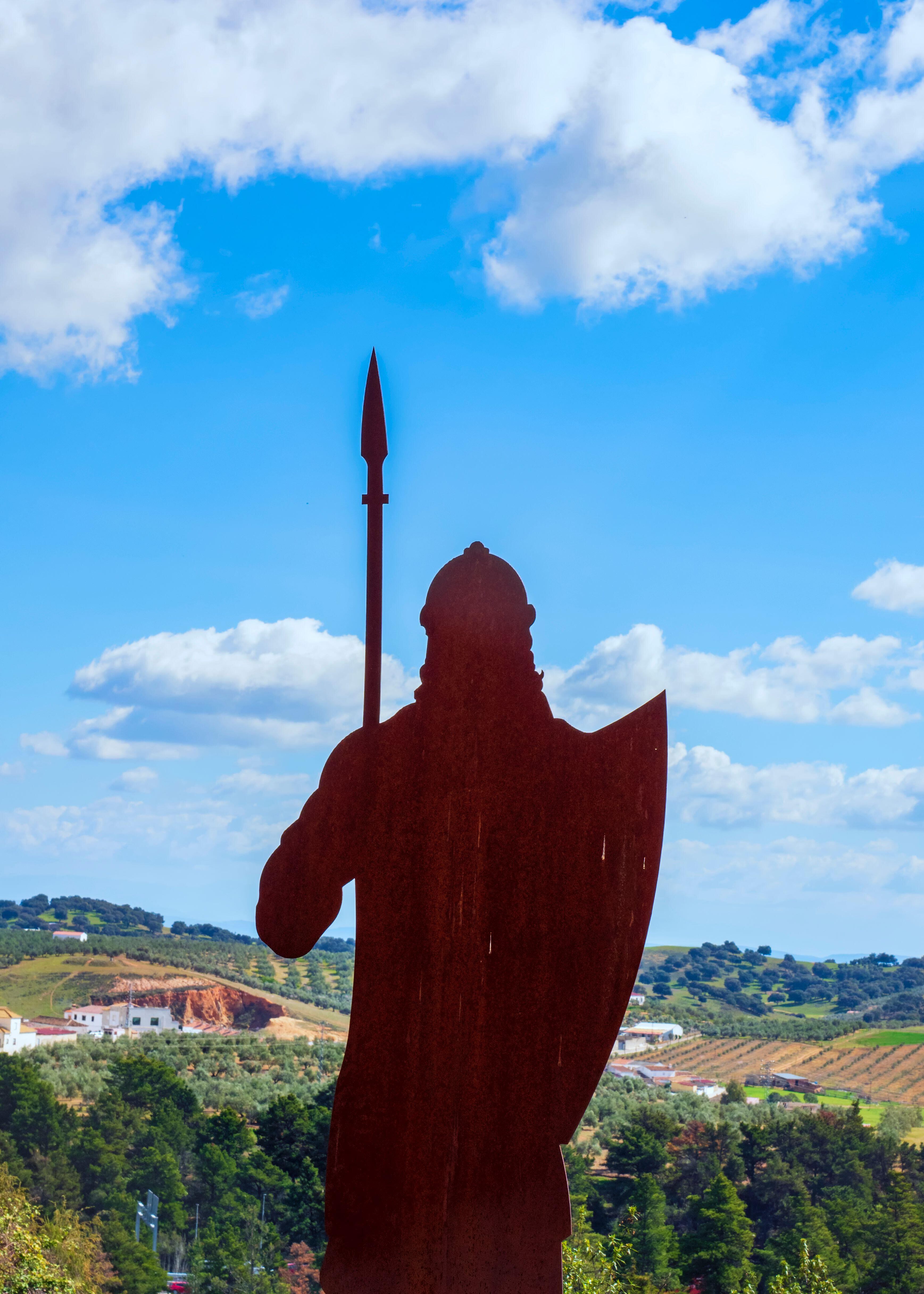 Una escultura de metal representando un soldado de la batalla de Navas de Tolosa.