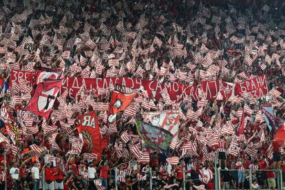 Los ultras del Olympiacos, durante el partido