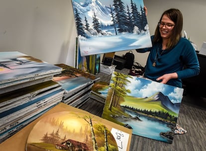 Sarah Stroll, una de las responsables de Bob Ross Inc., la empresa que se encarga de explotar la imagen del comunicador, muestra algunas de sus obras en 2018.