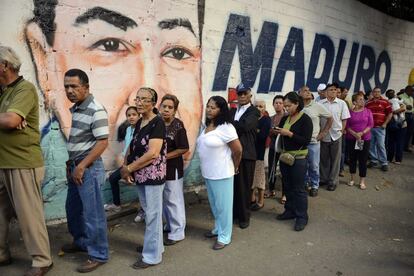 Cola para emitir el voto en un colegio electoral en el barrio de chabolas Petare, Caracas. Los venezolanos se han dirigido hoy a las urnas para elegir al sucesor de Hugo Chávez.