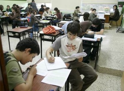 Alumnos de Secundaria en una clase del colegio concertado Vizcaya, en Zamudio.