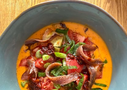 Ponle una base de salmorejo o gazpacho y lo tienes