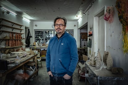 El artista mexicano Damián Ortega en su estudio en Ciudad de México.