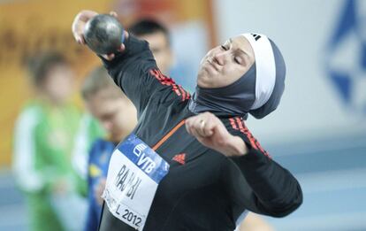 La atleta iraní Leyla Rajabi compite en la prueba de lanzamiento de peso.