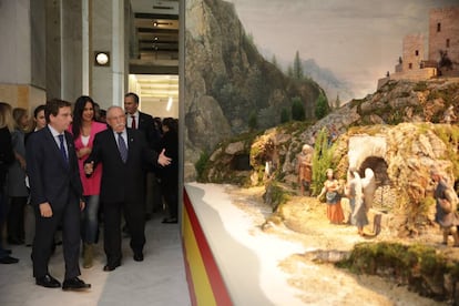 El alcalde de Madrid, José Luis Martínez-Almeida, y la vicealcaldesa Begoña Villacís, en la inauguración del belén del Ayuntamiento de la capital, que se puede visitar hasta el 5 de enero en el Palacio de Cibeles