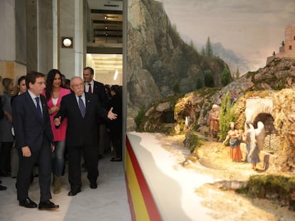 El alcalde de Madrid, José Luis Martínez-Almeida, y la vicealcaldesa Begoña Villacís, en la inauguración del belén del Ayuntamiento de la capital, que se puede visitar hasta el 5 de enero en el Palacio de Cibeles