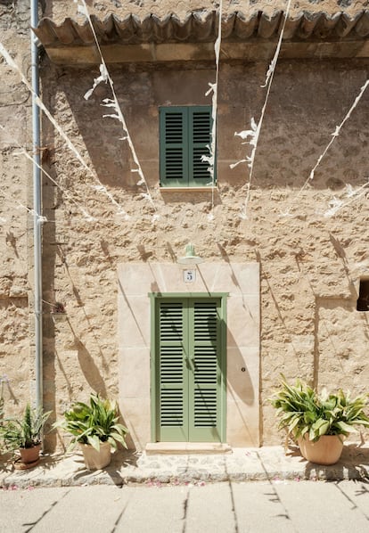 Hacia el exterior, es una casa más del pueblo, pero la sorpresa está en el interior.