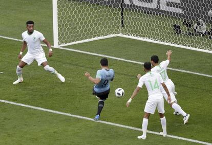 Suárez marca el primer gol de Uruguay.