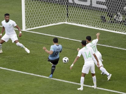 Suárez marca el primer gol de Uruguay.