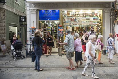 Escaparate de una tienda libre de impuestos en el centro de Gibraltar.