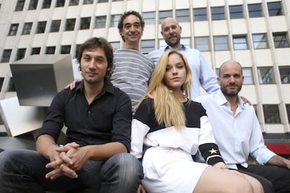 (De izquierda a derecha) Raúl Fernández de Pablo, Miguel Ángel Pérez, Elisa Drebben, Javier Asenjo y Lucas Fuica, directores y reparto de 'Viaje a Surstey'.