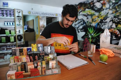 Tienda de venta de productos relacionados con el consumo de marihuana en Montevideo, Uruguay.