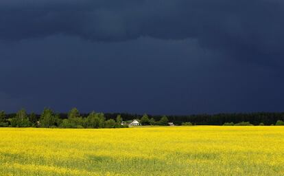 Cielo tormentoso sobre Vatslavova (Bielorrusia).