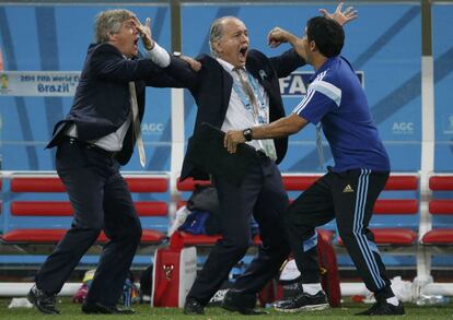 El seleccionador argentino Alejandro Sabella celebra el gol de Maxi Rodr&iacute;guez que les lleva a la final del Mundial. 