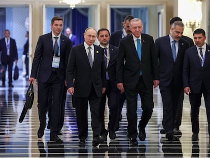 Putin y Erdogan llegan a una reunión durante la Organización de Cooperación de Shanghái en Tianjin (China).