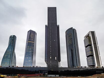 Los estudios Fenwick Iribarren y Serrano-Suñer Arquitectura son los autores de esta torre de 180 metros (en el centro de la imagen) y su diseño parece rendir homenaje a otros clásicos de su misma tipología como el Hancock Center de Chicago o el Seagram Building neoyorquino.