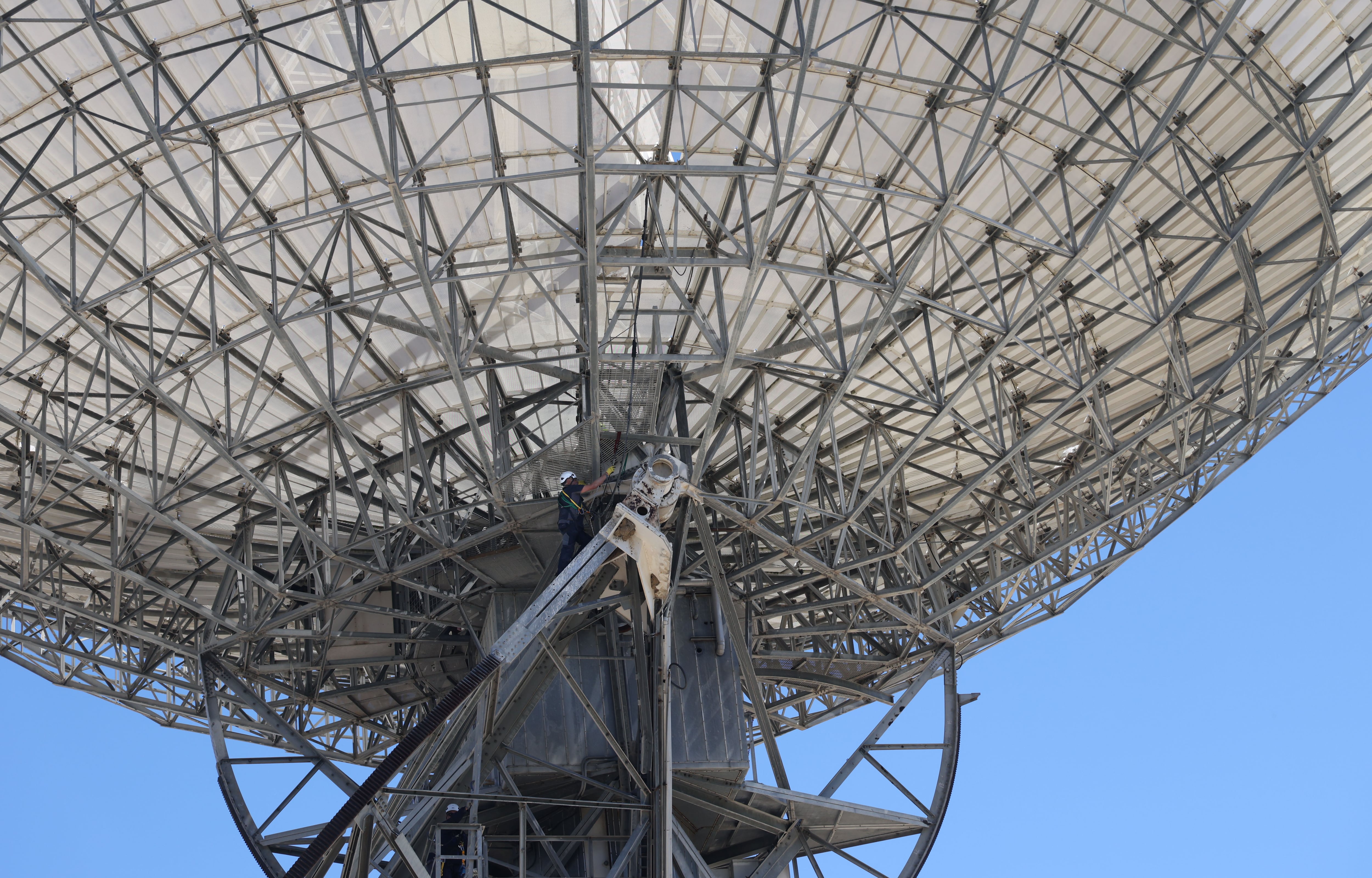 Un operario trabaja en el mantenimiento de una de las antenas de Robledo de Chavela.