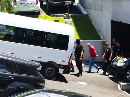 O doleiro Alberto Youssef deixa carceragem da PF, em Curitiba, para participar de audiência na Justiça Federal, em fevereiro de 2015,