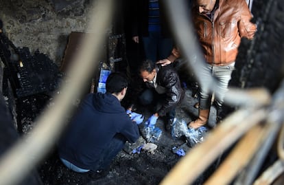 Al menos 16 personas fallecieron y otras tres resultaron heridas el viernes por la mañana en un incendio provocado por el lanzamiento de varios cócteles molotov contra un restaurante y club nocturno del céntrico barrio de Aguza, en El Cairo. En la imagen, investigadores forenses inspeccionando la zona del ataque.