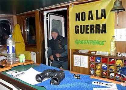 Un guardia civil entra en el &#39;Rainbow Warrior&#39; de Greenpeace.