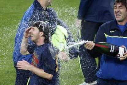 Pepe Costa, uno de los técnicos del Barça, baña en cava a Leo Messi.