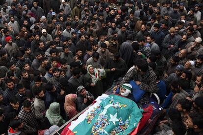 Ciudadanos de Cachemira rodean el cuerpo del militante Adil Chopan durante su procesión fúnebre en Lurow.