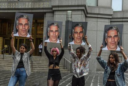 Cuatro mujeres muestran una foto de Epstein el pasado julio en la Corte Federal de Nueva York.
