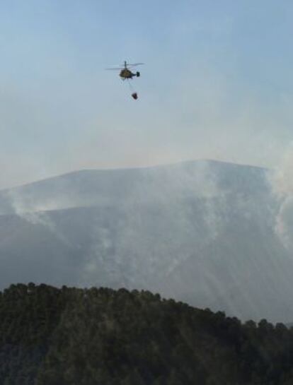 Un helicóptero, participa en la extinción del fuego de Almería.