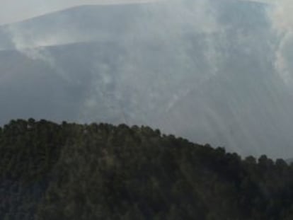 Un helicóptero, participa en la extinción del fuego de Almería.