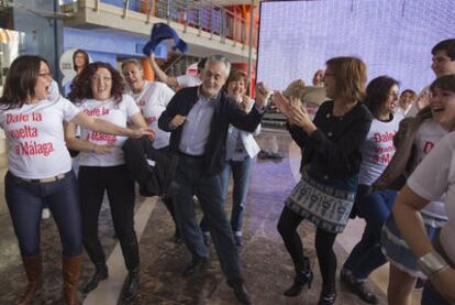 Griñán baila con la candidata de Málaga, María Gámez, y otros miembros  de la candidatura de esta.