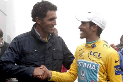 Indurain felicita a Contador.