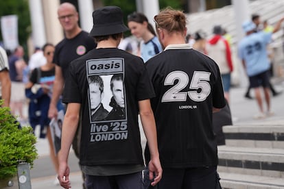 Asistentes a un concierto de Oasis, el viernes 25 de julio en el estadio londinense de Wembley.