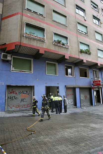 Los cuatro jóvenes fallecieron cuando trataban de bajar las escaleras de este edificio de siete plantas.