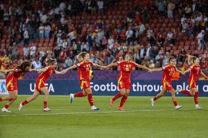Las jugadoras de la selección española celebran su victoria a la finalización del encuentro correspondiente a la semifinal de la Eurocopa Femenina 2025 que han disputado hoy miércoles las selecciones de Alemania y España en el estadio Letzigrund de Zúrich (Suiza). EFE/ Ana Escobar