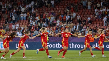 Las jugadoras de la selección española celebran su victoria a la finalización del encuentro correspondiente a la semifinal de la Eurocopa Femenina 2025 que han disputado hoy miércoles las selecciones de Alemania y España en el estadio Letzigrund de Zúrich (Suiza). EFE/ Ana Escobar