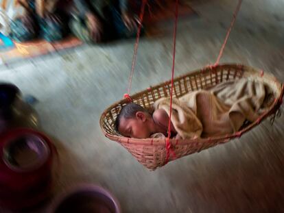 El bebé rohingya que duerme mientras su pueblo, refugiado, se prepara para el monzón