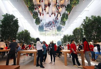 Apple Remodels Its Flagship Store The Grove In Los Angeles