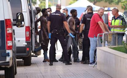 Inmigrantes que saltaron este domingo la valla, a su llegada a la comisaría de Melilla.